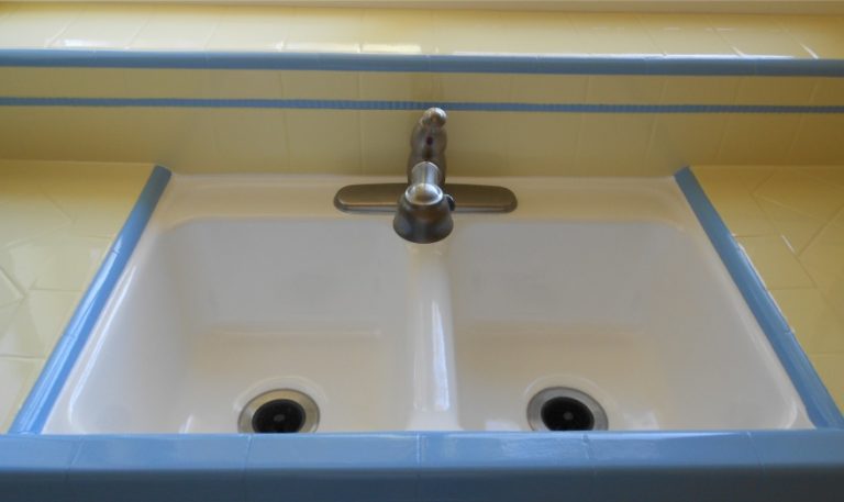 Does reglazing a sink last?